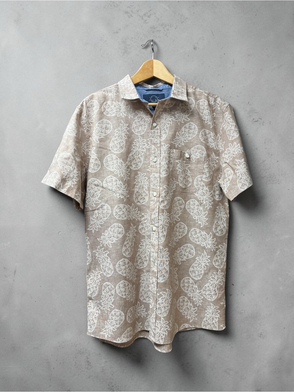 Casual Short-Sleeve Button-Down Shirt in Beige with Pineapple Print
